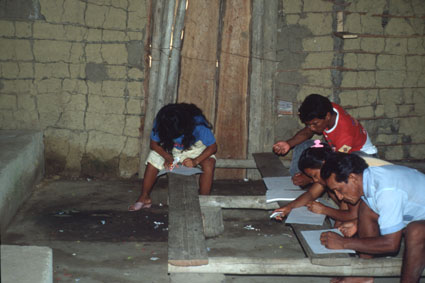 Natives volgen taalonderwijs.